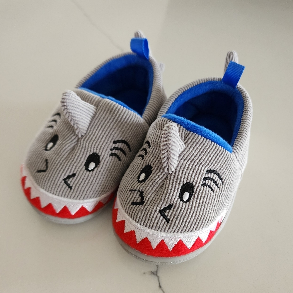 NWOT 3D Shark Indoor Outdoor Easy Slip On Slipper Baby Toddler Size 4